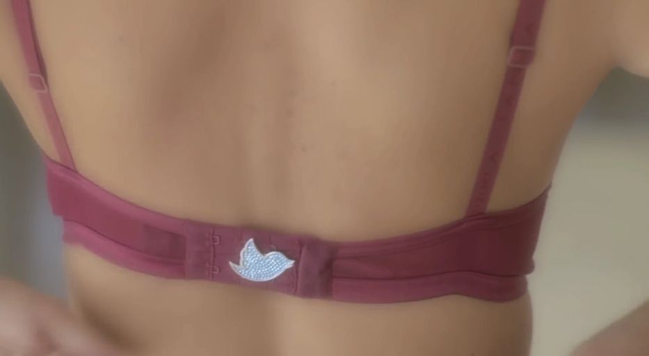 Un soutien-gorge qui envoie des tweets quand on le dégraffe