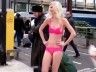 3 mannequins traversent la gare de Lyon en sous-vêtements