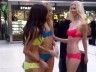 3 mannequins traversent la gare de Lyon en sous-vêtements