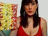 Elle peint des tableaux avec ses seins