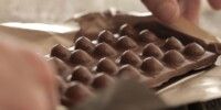 Vous allez pouvoir lécher des tablettes de chocolat en forme de seins