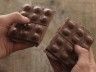Vous allez pouvoir lécher des tablettes de chocolat en forme de seins