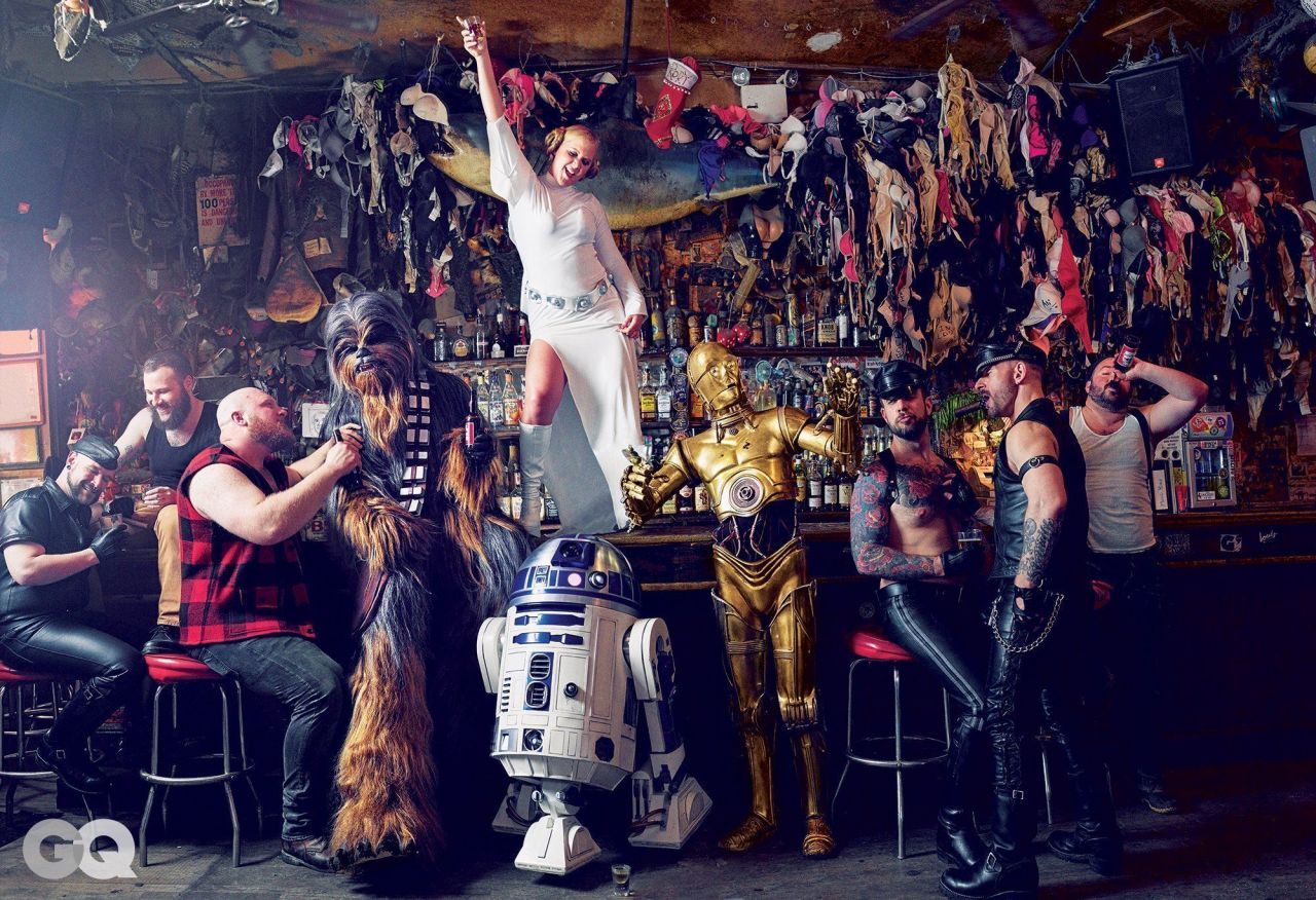 La princesse Leia debout sur le comptoir dans un bar gay