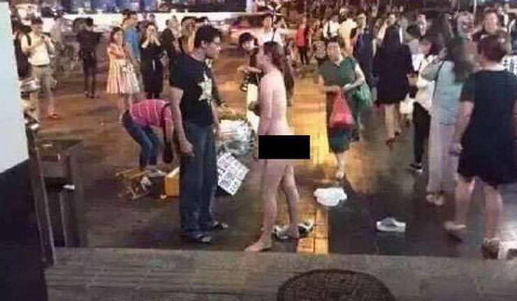 Son copain refuse de lui offrir un iPhone 6S alors elle se déshabille en pleine rue