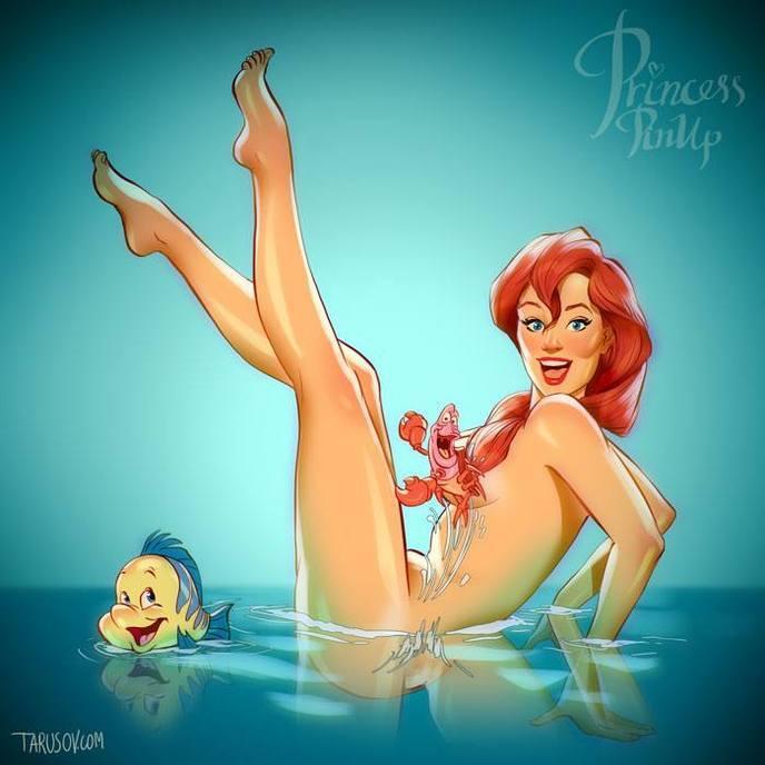 Il revisite les super-héroïnes et les princesses Disney en pin-up sexy